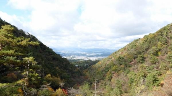 展望台から三田方面を眺めます。良さそうな山がたくさんありますね。
